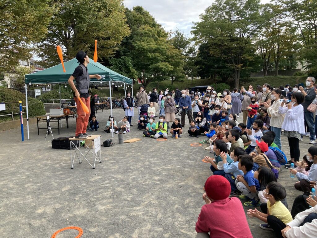 イベントを盛り上げる大道芸人こうら